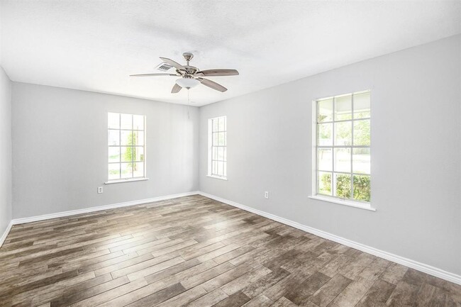 Building Photo - 385 W Bolivar St