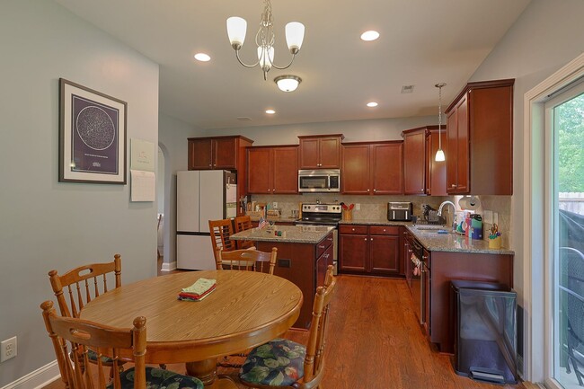 Building Photo - NEW LISTING!!!!!