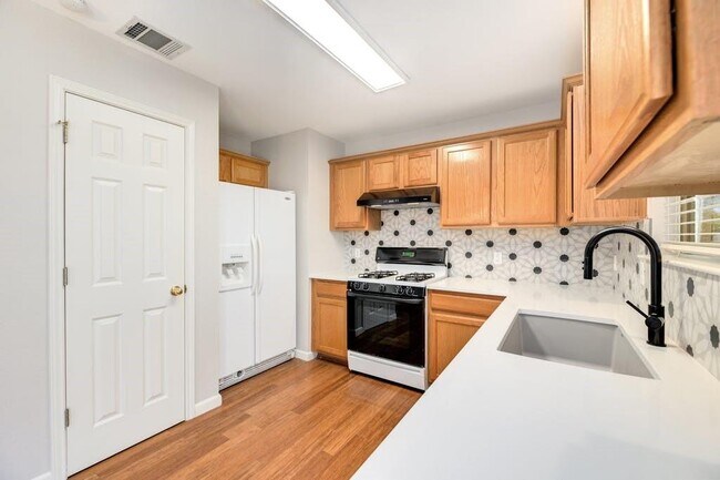 Building Photo - 9416 Bradner Dr