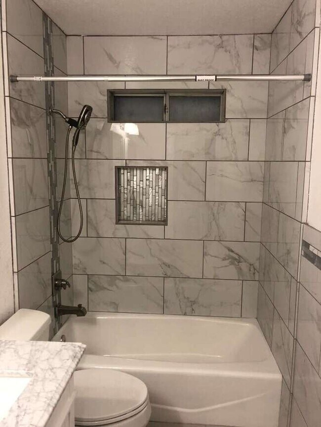 Building Photo - Tracy Gorgeous Renovated 4 Bedroom 2.5 Bat...