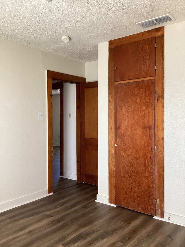 Building Photo - Charming 2 Bed 1 Bath Home Located in Portales!  Small Dogs and/or Cats Upon Approval!