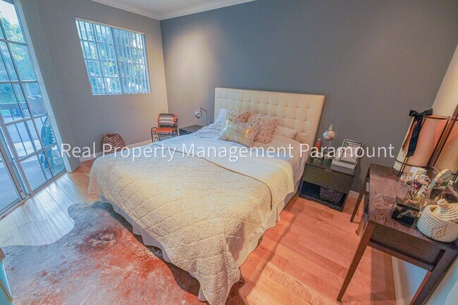 Building Photo - Don't miss out! 2 Bed 2 bath ready to go!