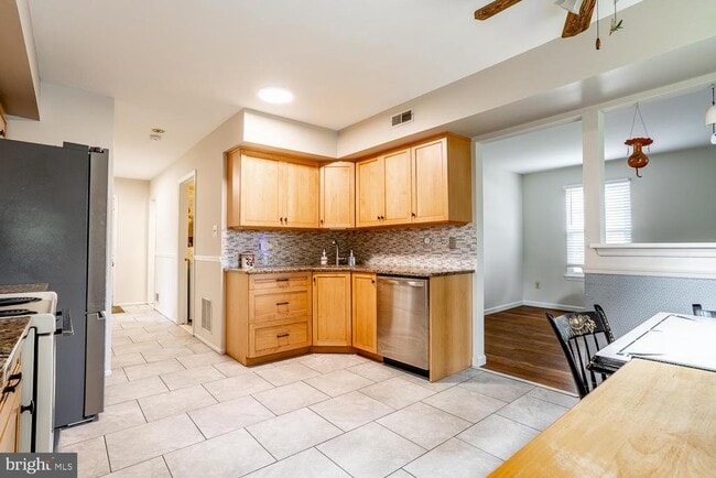 Building Photo - 10 Honey Locust Ln