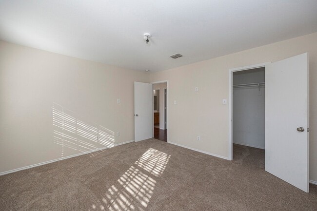 Building Photo - 5828 Pebble Ridge Dr