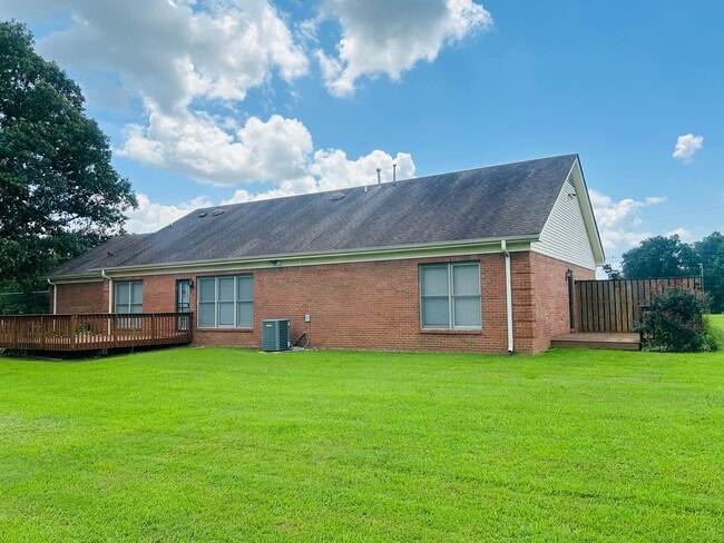 Building Photo - Desirable Oakland Home on Acreage. Owner W...