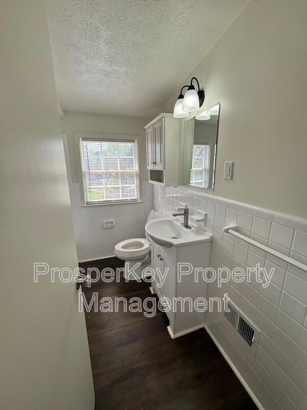 Building Photo - 419 Victoria Dr