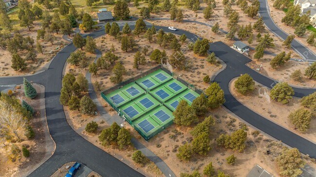 Building Photo - Eagle Crest Townhome Steps to Lakeside Cen...