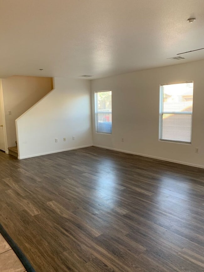 Building Photo - 3 bed,2.5 bath, 1 car garage house for rent $1800