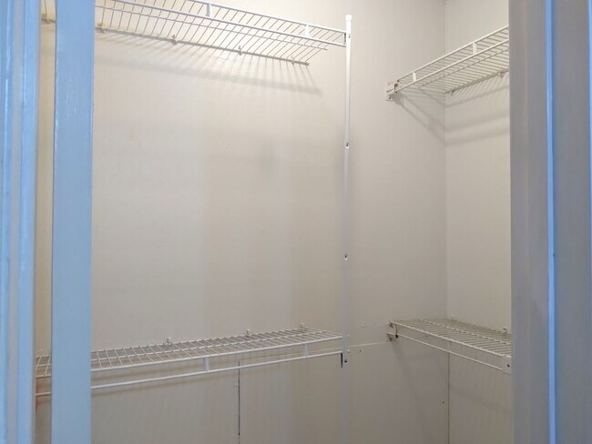 Building Photo - Available Now! GORGEOUS 1 Bedroom 1 Bath CONDO NEAR MEDICAL CENTER!