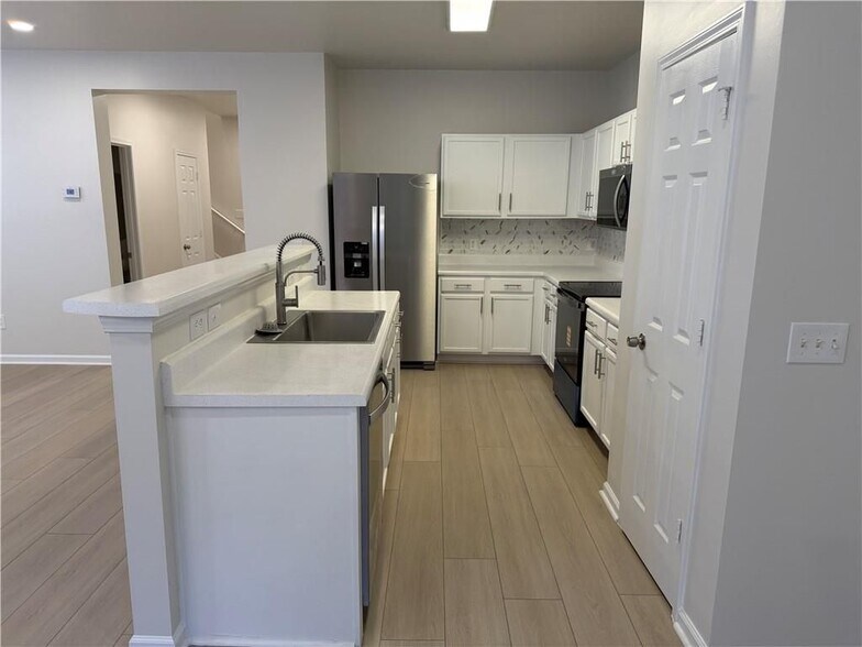 Building Photo - 3317 Fernview Dr