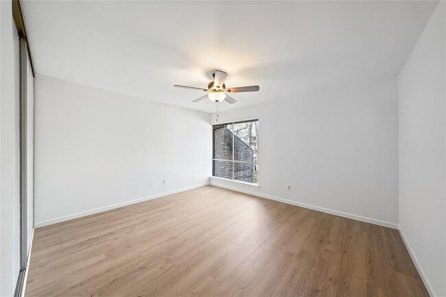 Building Photo - 2139 Lake Village Dr