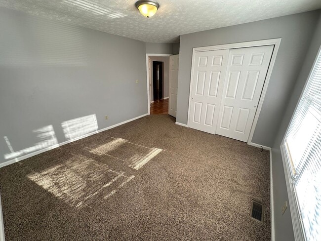 Building Photo - Nice 3 BR, 2 Bath Home! HW & Carpet Floors, Attached Garage, Fenced Backyard, Pets Ok!