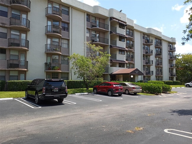 Building Photo - 2771 Riverside Dr
