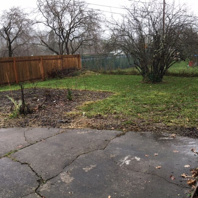 Building Photo - 3+ Bdrm in Quiet Neighborhood w/Lots of Natural Light
