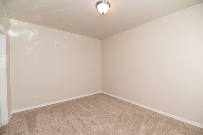 Building Photo - 150 S 800 E
