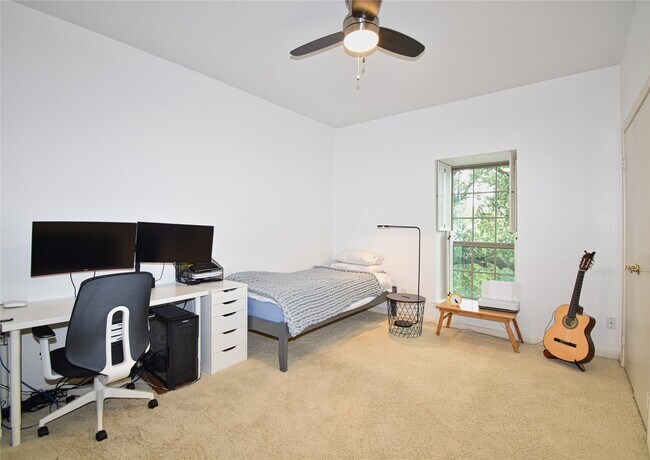 Building Photo - 2425 Underwood St