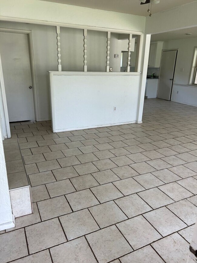 Building Photo - 829 Maple Shade Rd