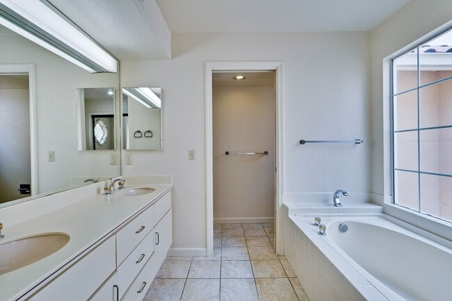 Building Photo - Lovely and spacious 3BR 2.5BA townhouse in...