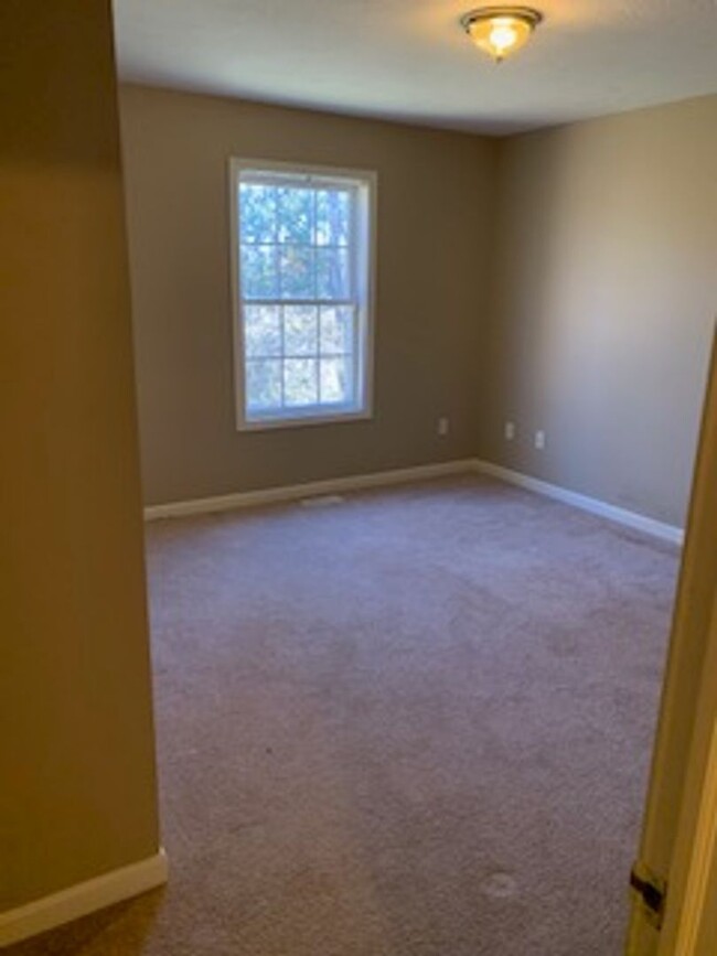 Building Photo - 4 Bedroom 3 Bath Townhouse in Batchelor He...