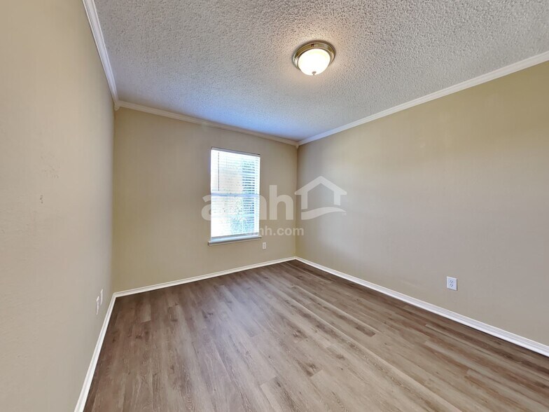 Building Photo - 3207 Athens Dr