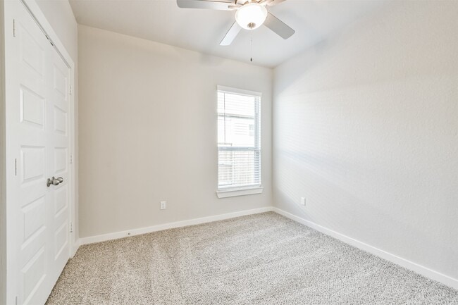 Building Photo - 9800 Grosbeak Ln