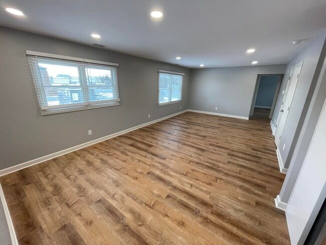 Building Photo - 210 W 6th St