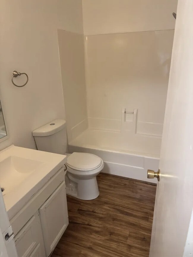 Building Photo - Raleigh Townhouse on Kentwood Park w/ fenced yard