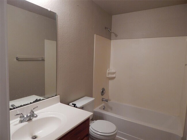 Building Photo - 601 Abbeyglen Castle Dr