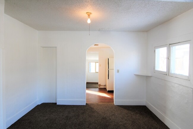 Building Photo - Rare 1 Bedroom House for Rent!