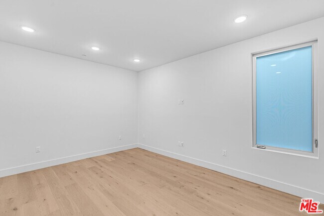 Building Photo - 2000 Beachwood Dr