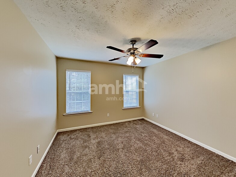 Building Photo - 705 St Charles Ave