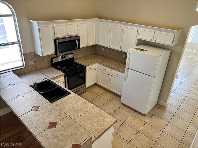 Building Photo - 5705 Cliff Point