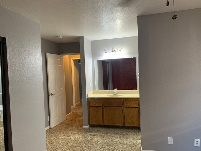 Building Photo - Charming Oakdale Home 3 bedrooms 2 bathrooms