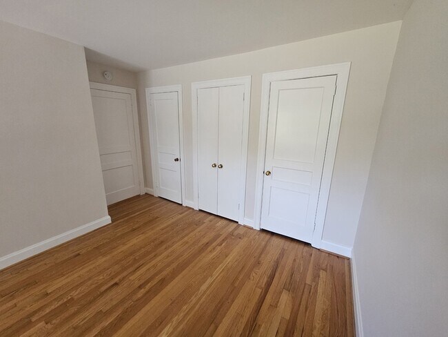 Building Photo - 2502 Woodlawn Dr