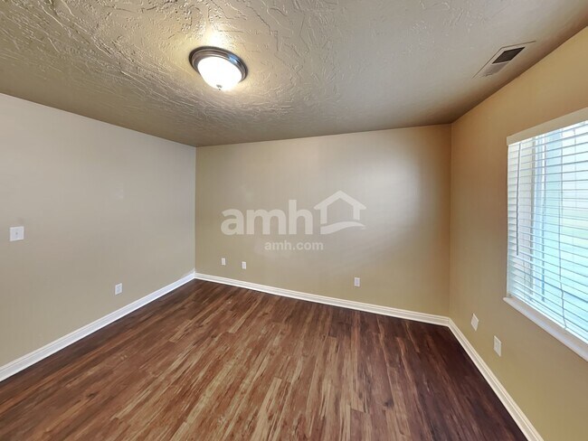 Building Photo - 3703 Lake Vista Dr