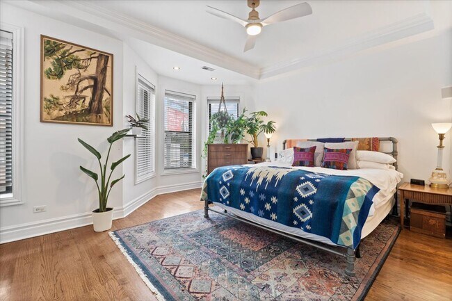 Building Photo - 1048 W Lawrence Ave