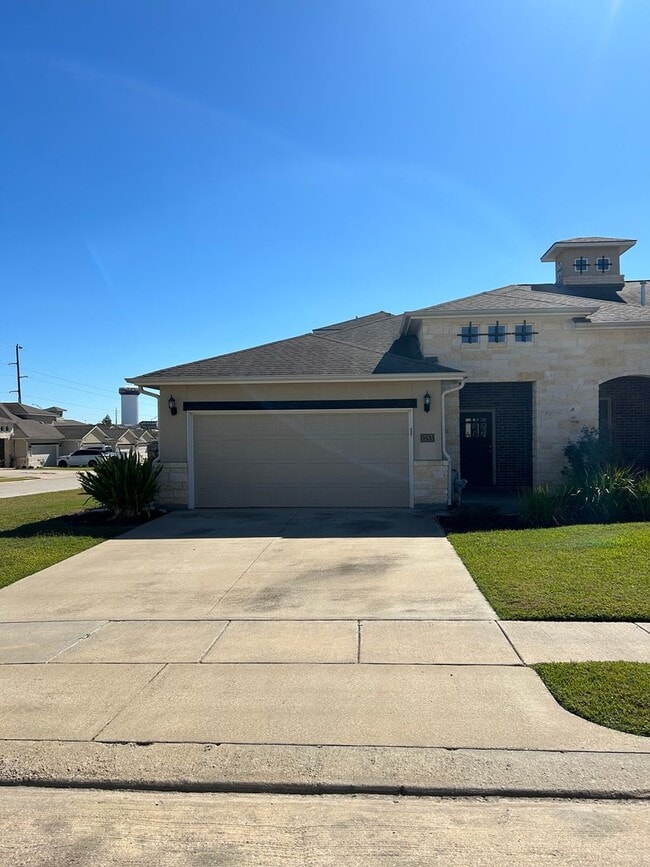 Building Photo - 3 bed/3 bath in South College Station Avai...