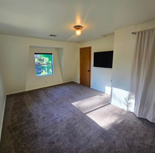 Building Photo - Charming 2 Bed / 1 Bath Cabin with Spa