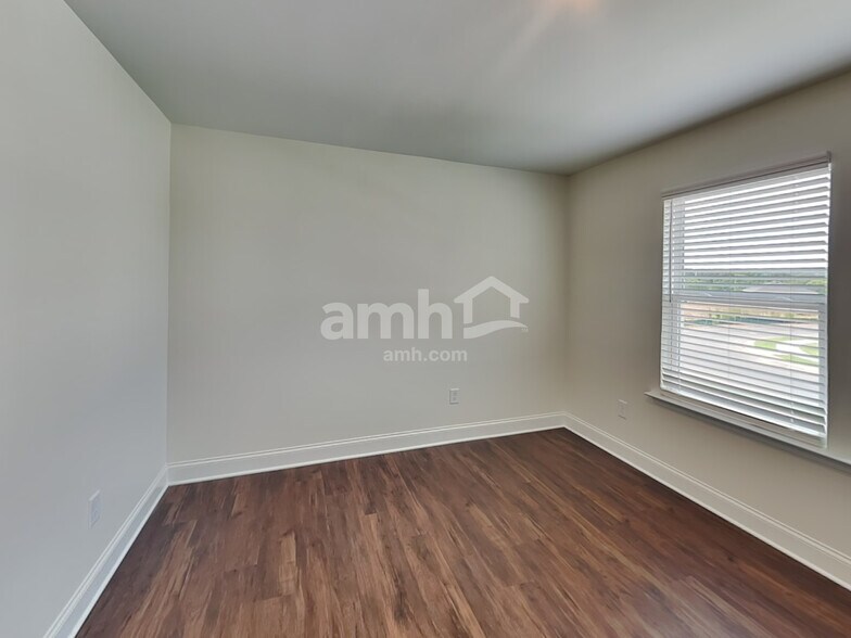 Building Photo - 3860 Chivalry Dr