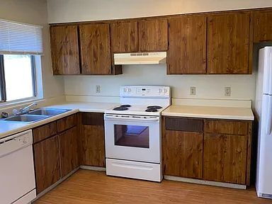 Building Photo - 2 Bed / 1.5 Bath Townhome | Fireplace | Private Yard | Walk-In Closets