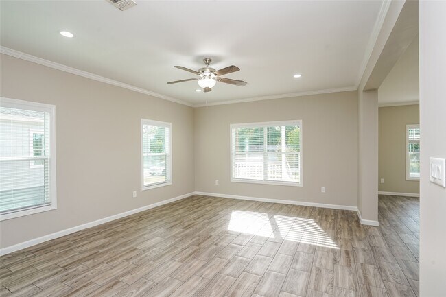 Building Photo - 9330 Crestview Dr