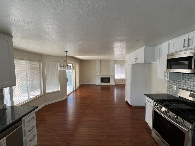 Building Photo - Beautiful Loma Linda 4bdrm 3 bath 2 story ...