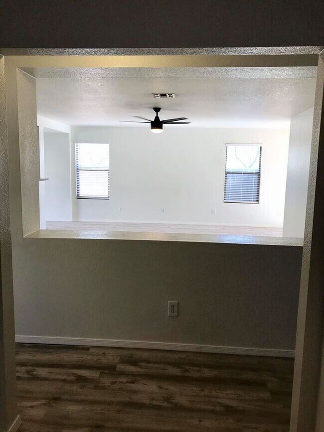 Building Photo - Spacious 3-bedroom plus den in North Phoenix