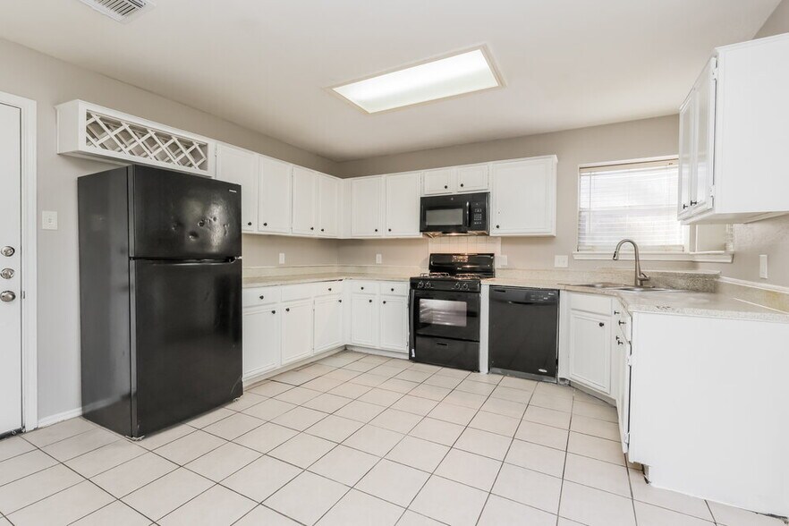 Building Photo - 16821 Kettle Creek Dr