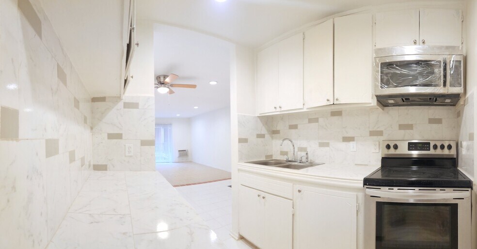 Building Photo - 8108 Langdon Ave