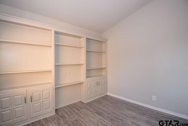 Building Photo - 5911 Hollytree Dr