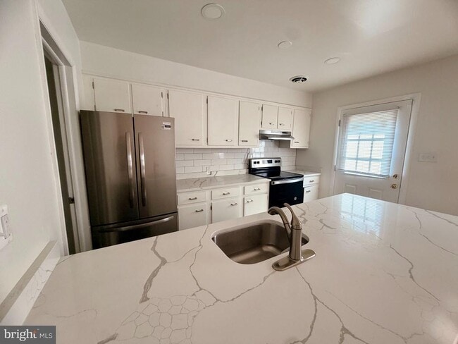 Building Photo - 5129 Clacton Ave