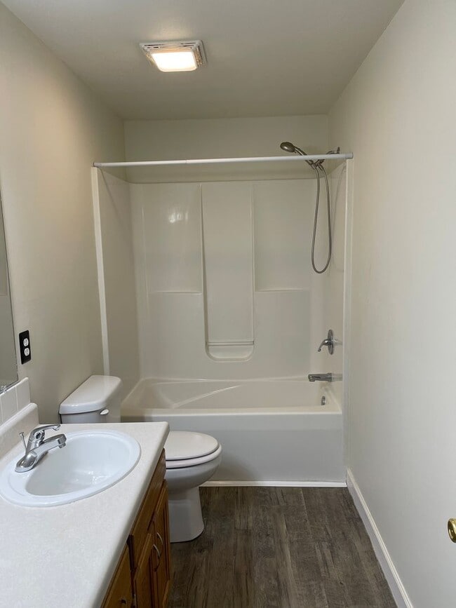 Building Photo - Available November 21st!   6 Month lease