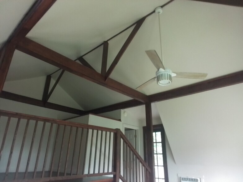 Vaulted ceiling - 3308 E Oakleaf Dr