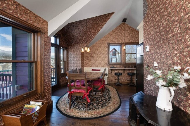 Building Photo - Winter rental! Luxury 4 bed, 3 bath home i...